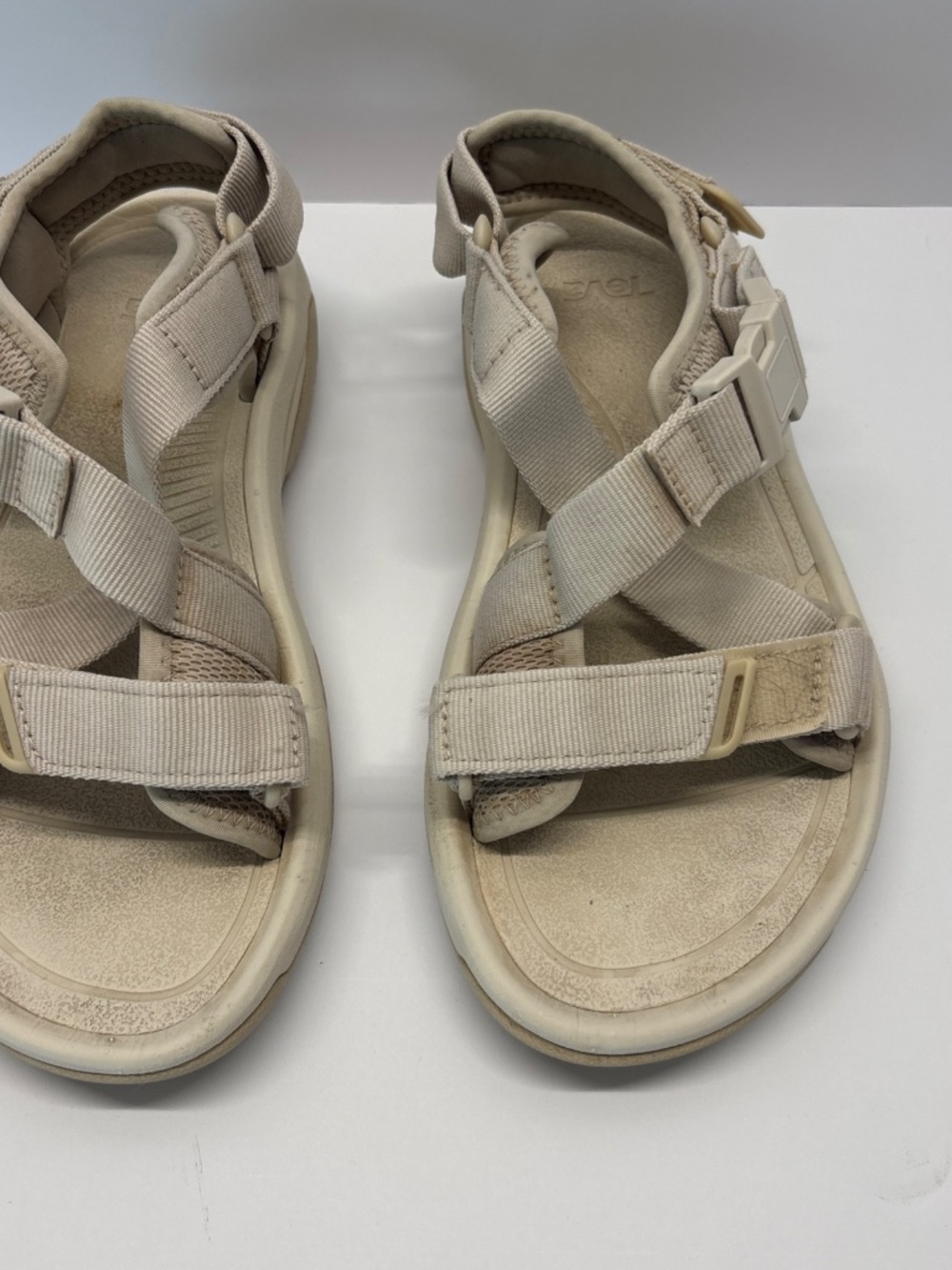 Teva women’s buckled sandals beige size 9